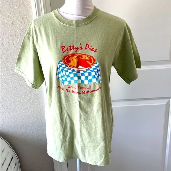 Betty's Pies World Famous Two Harbors Michigan Graphic T-Shirt SZ M UNISEX - Picture 1 of 5